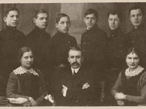Gimnazijos direktorius Pranas Dovydaitis su mokiniais Kaune, 1917 m.