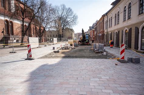 Miesto gatvės su betoninėmis grindinio trinkelėmis