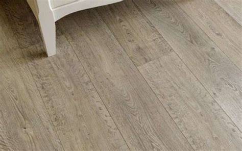 Infografika: Laminato struktūra (aukštos kokybės laminatas su viršutiniais sluoksniais, viduriniu sluoksniu ir apačiu)