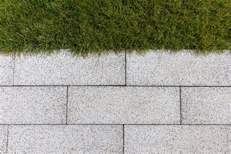 Betono trinkelės ir plytelės lauko terasoje