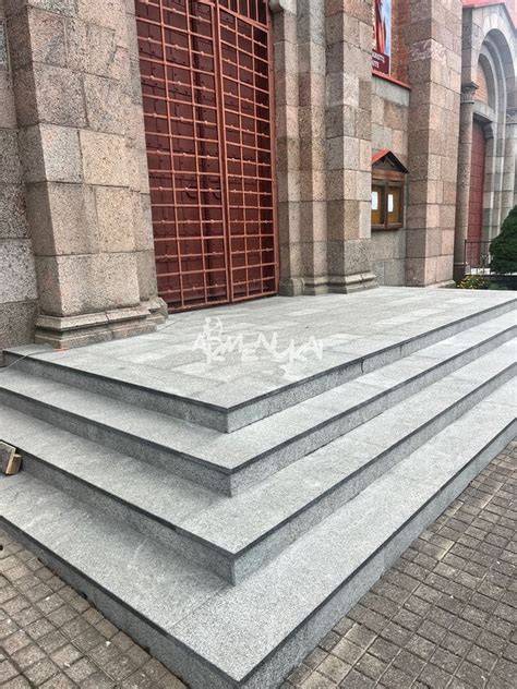 Granito laiptai su deginto paviršiaus „Dark Grey“