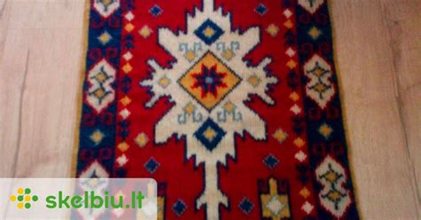 Išvalytas kilimas su giliais pluoštais