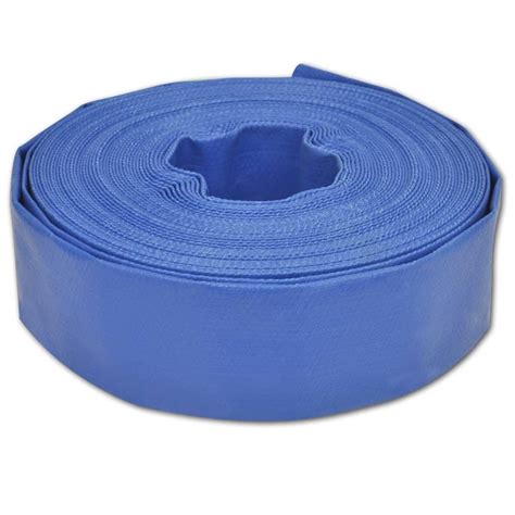 plokščia PVC žarna ant grindų šalia baseino