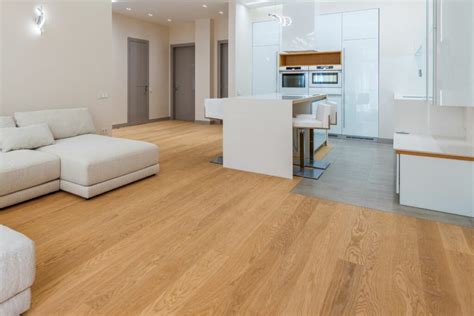 Nuotrauka: laminato lentos komplektacija su plintais