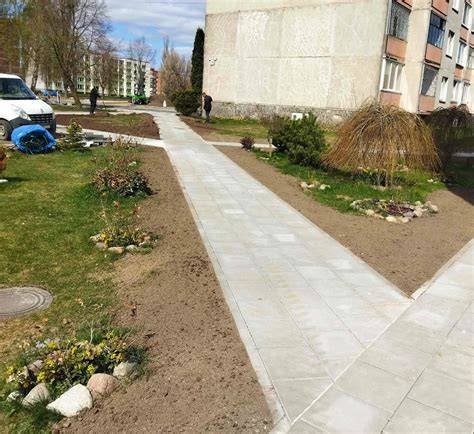 Švari ir tankinta grindinio plytelių danga kieme