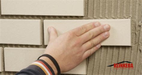 Paruoštos plytelės ir klijai virtuvės sienos klijavimui