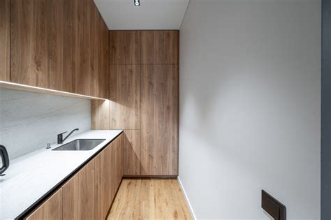 Virtuvės siena, nudažyta lentos dažais