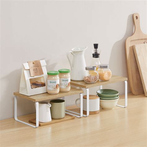 Spalvotos lentynos virtuvės sienoje