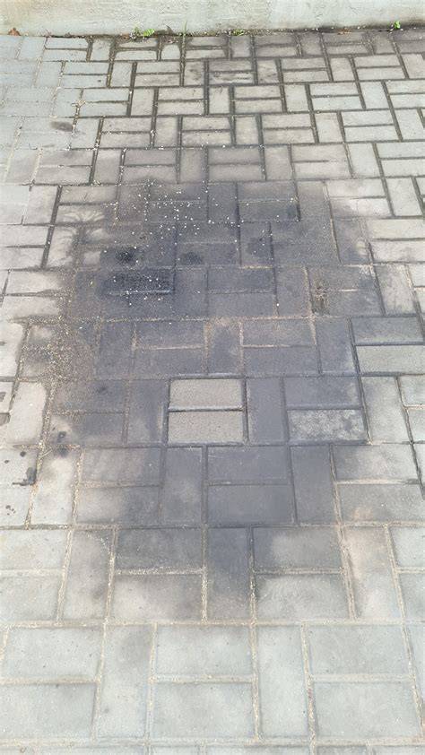 Tepalo dėmė ant asfalto paviršiaus