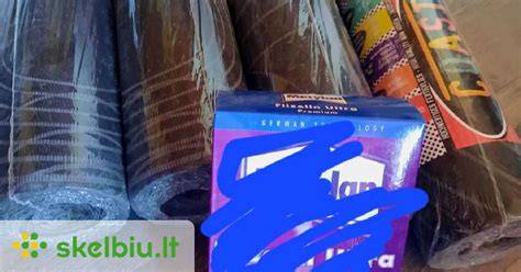 Tapetai ir klijai vizualiai iliustruojantys procesą