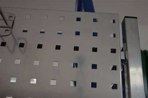 Perforuotos sienelės ir briaunos profiliuotuose lakštuose akustinės savybės