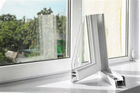 Kainų palyginimas tarp aliuminio, medinių ir plastikinių langų
