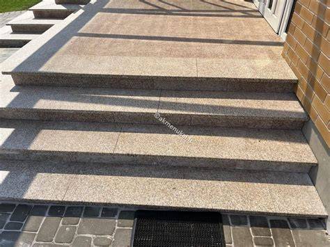 Deginto granito pakopos prie visuomeninio pastato
