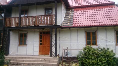 Priklausomų fasadų medžiagų palyginimas: vinilinė, medinė, plytinė, akmens fanera