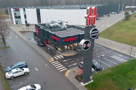 Langų ir fasado puošyba išorės dekoracijomis: vainikai, žibintai, LED