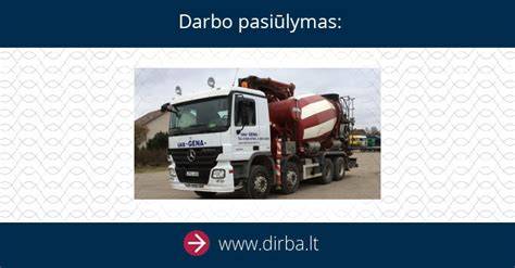 Betono siurblio operatorius dirba prie įrenginio statybvietėje