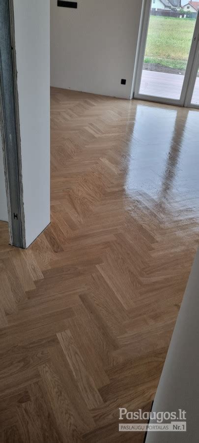 Infografika: lyginamoji lentelė tarp laminato, vinilo, parketo ir AquaDura medienos pagrindo grindų