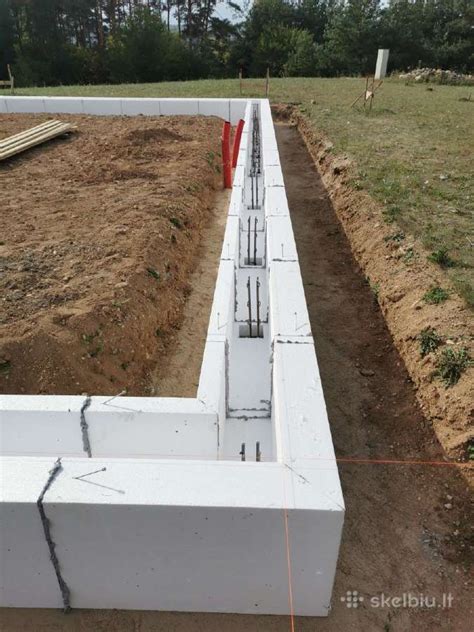Juostinių, plokštuminių ir polinių pamatų konceptualūs palyginimai su skirtingomis izoliacijomis