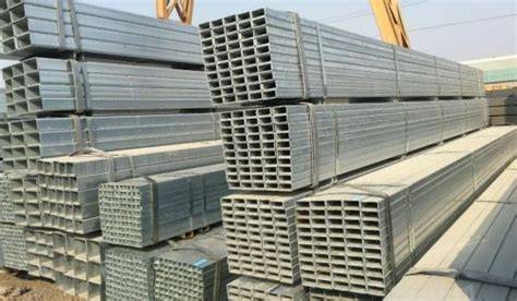 Kvadratinio vamzdžio formavimo proceso iliustracija: šaltojo formavimo ir karštojo formavimo etapai