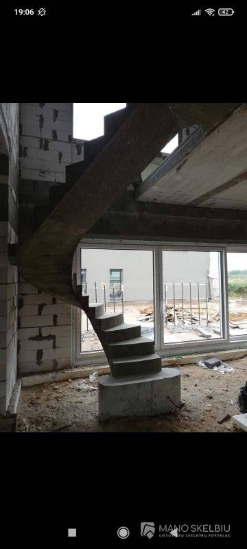 Skirtingų formų betoniniai laiptai: tiesūs, L, U ir spiraliniai