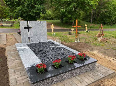 Nuotraukos iliustracijos kapavietėms: vienvietė šlaitinė kapavietė su juodu Karelijos granitu, tvorelė ir gėlynas