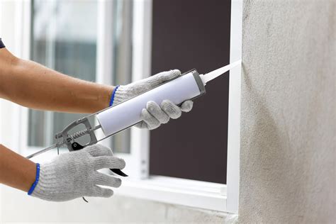 https://example.com/img/silicone-sealant-usage.jpg