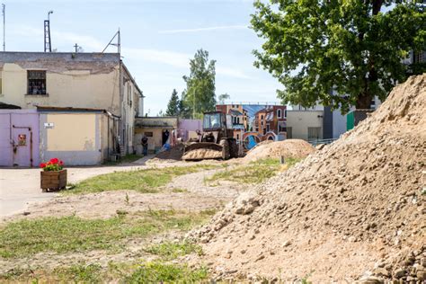 Du skirtingų aukščių korpusai ir įstiklintos galerijos galerija