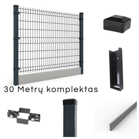 Segmentinės tvora įrengta tarp stulpų