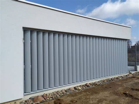 Modernios metalinės lamelės fasado dizaine