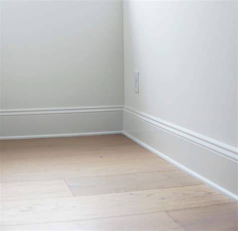 image_of_finished_room_with_white_wooden_baseboards_9cm