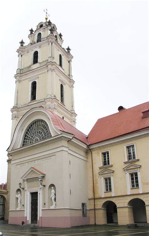 Vilniaus šv. Jonų bažnyčios fasado plastiškumas ir frontonas