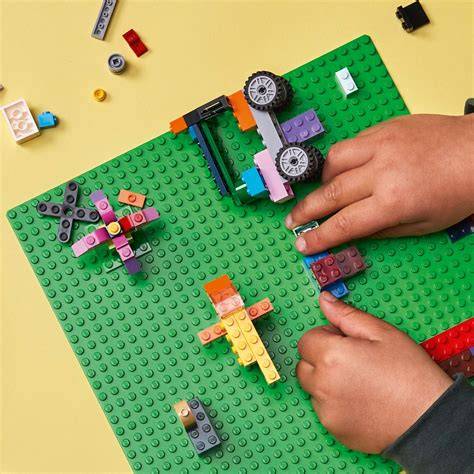 Infografika: LEGO pagrindo plokštės 11023 techniniai duomenys ir kūrybinės galimybės