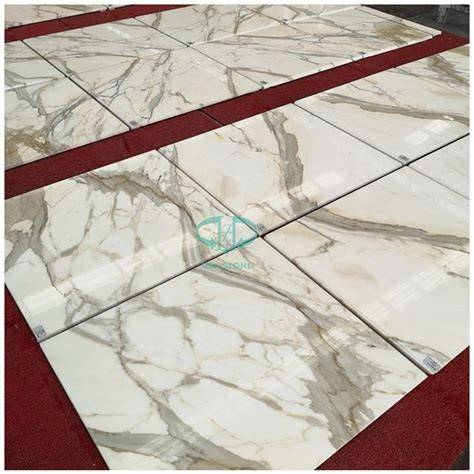 Calacatta Gold plytelių raštas, imitavantis marmuro gyslas