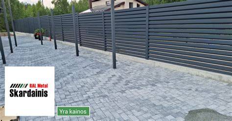 Skardinių tvorų lankstiniai: patvarumas ir estetikos derinys