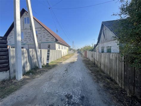 Tamsi ir neapšviesta gatvė Ukrainos miestelyje