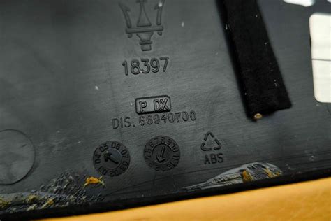 Durų apmušimo dermantinu procesas