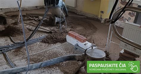 Darbuotojai, atliekantys grindų demontavimo darbus