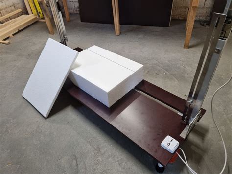 Putų polistirolo plokščių pjovimo procesas