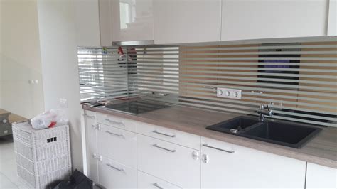 Stiklinė virtuvės sienelė su individualiu dizainu