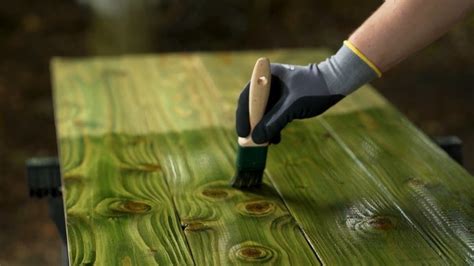 Medienos paviršiaus dengimas teptuku