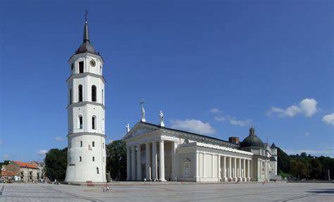 Vilniaus Katedros aikštės panorama su raudonomis plytelėmis