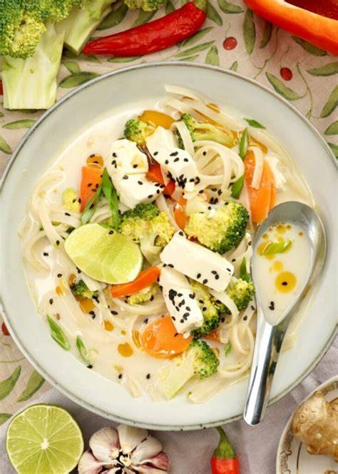 Daržovių miso troškinio vaizdas su šonine bei tofu ir miso padažu