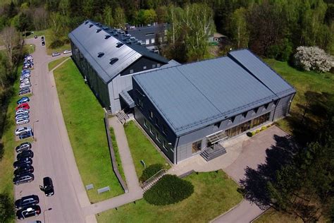 Modernūs pastatai su fasado žaliuzėmis