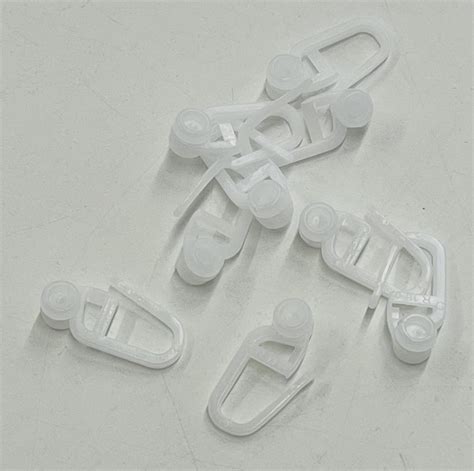 Plastikiniai laikikliai užuolaidų bėgeliams