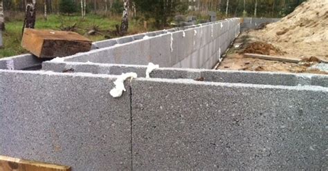 Betono užpylimas į pamatų blokelius