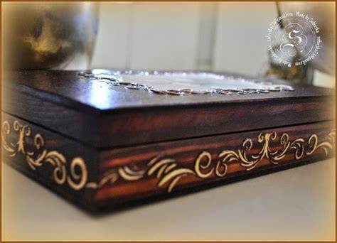 Fanerinė dėžutė su graviruotais ornamentais
