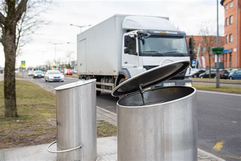 Nuotrauka, vaizduojanti užsikimšusį šiukšlių vamzdį arba perpildytą šiukšlių konteinerį