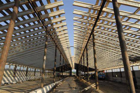 Žirklinio keltuvo konstrukcija: kryžminės metalo sijos ir platforma virš jų