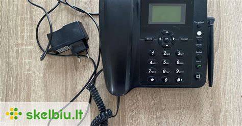 Nuotrauka: realus naudojimas - telefonas laikiklyje su aktyvia navigacija