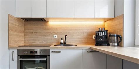 Virtuvės sienelės apdaila likusiomis plytelėmis